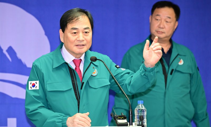 배낙호 김천시장이 8일 시청에서 황금정수장 재건설 사업을 설명하고 있다. (김천시 제공. 재판매 및 DB금지)/뉴스1