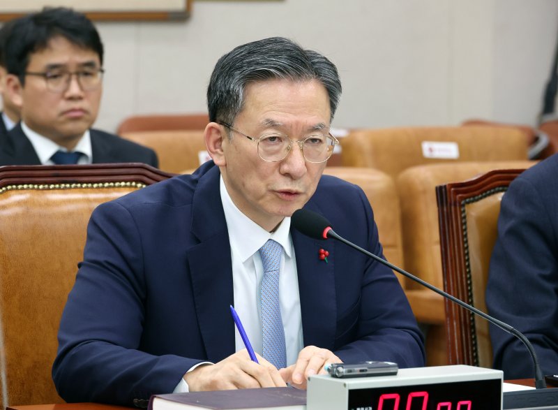 [서울=뉴시스] 김금보 기자 = 정성호 법무부 장관이 지난 3일 서울 여의도 국회에서 열린 법제사법위원회 전체회의에서 의원 질의에 답변을 하고 있다. 2025.12.03. kgb@newsis.com