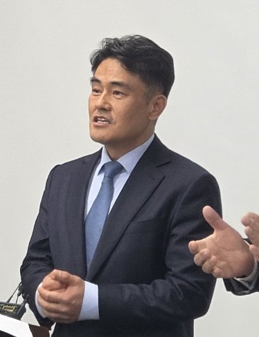 [전주=뉴시스]윤난슬 기자 = 성치두 전 더불어민주당 전북도당 청년소통협력위원장이 8일 전주시청에서 기자회견을 열고, 전주시장 출마를 선언하고 있다. 2025.12.08. yns4656@newsis.com