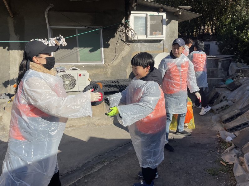 [밀양=뉴시스] 경남 밀양시가족센터 가족봉사단과 자원봉사자들이 사례관리 대상 가정에 연탄을 전달하고 있다. (사진=밀양시 제공) 2025.12.08. photo@newsis.com *재판매 및 DB 금지