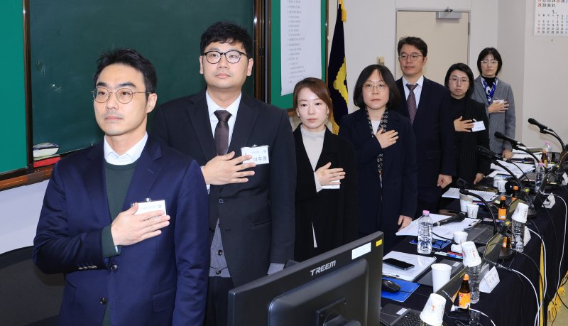 8일 오전 경기 고양시 사법연수원에서 열린 2025년 하반기 전국법관대표회의 정기회의에서 참석자들이 국기에 경례하고 있다. (공동취재) 2025.12.8/뉴스1 ⓒ News1 오대일 기자