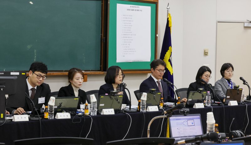 전국법관대표회의 의장인 김예영 서울남부지법 부장판사가 8일 오전 경기 고양시 사법연수원에서 열린 2025년 하반기 전국법관대표회의 정기회의를 주재하고 있다. (공동취재) 2025.12.8/뉴스1 ⓒ News1 오대일 기자