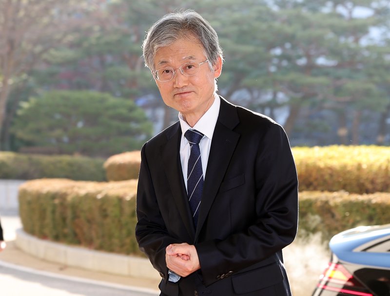 조희대 대법원장이 8일 오전 서울 서초구 대법원으로 출근하고 있다. 2025.12.8/뉴스1 ⓒ News1 김진환 기자