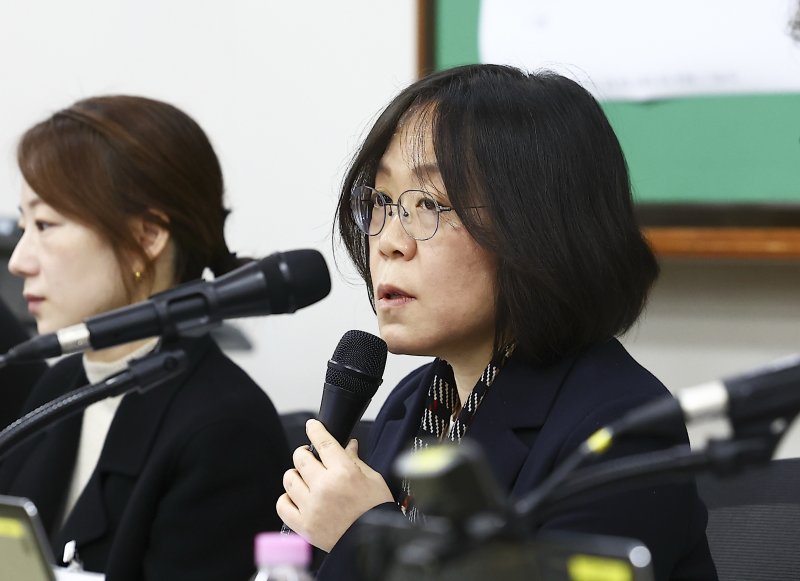 전국법관대표회의 의장인 김예영 서울남부지법 부장판사가 8일 오전 경기 고양시 사법연수원에서 열린 2025년 하반기 전국법관대표회의 정기회의에서 개회 선언을 하고 있다. (공동취재) 2025.12.8/뉴스1 ⓒ News1 오대일 기자