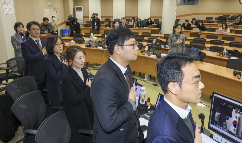 [고양=뉴시스] 김근수 기자 = 8일 오전 경기 고양시 일산 사법연수원에서 열린 전국법관대표회의에서 참석자들이 국민의례를 하고 있다. (공동취재) 2025.12.08. photo@newsis.com