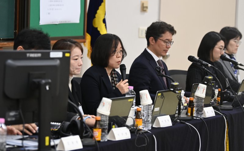 [고양=뉴시스] 김근수 기자 = 김예영(왼쪽 세번째) 전국법관대표회의 의장이 8일 오전 경기 고양시 일산 사법연수원에서 열린 전국법관대표회의에서 발언하고 있다. (공동취재) 2025.12.08. photo@newsis.com