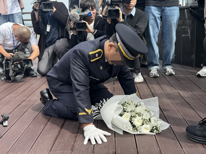 '이재석 경사 순직 사건' 담당 팀장 A 경위가 이 경사의 유족 앞에서 무릎을 꿇고 있다.2025.9.22/뉴스1 ⓒ News1 박소영 기자