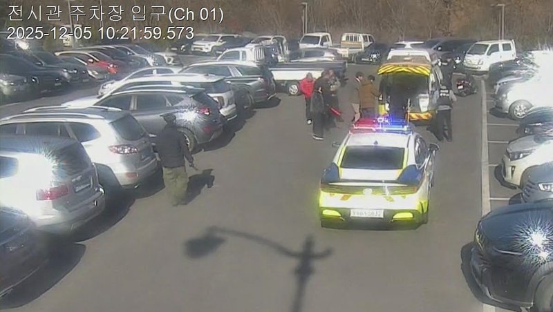 지난 5일 경북 경주시 화랑마을 주차장에서 갑자기 의식을 잃고 쓰러진 60대 남성이 마을 직원들의 신속한 응급 조치로 생명을 구했다. 경찰과 119가 현장에 도착한 모습.(재판매 및 DB금지) 2025.12.8/뉴스1