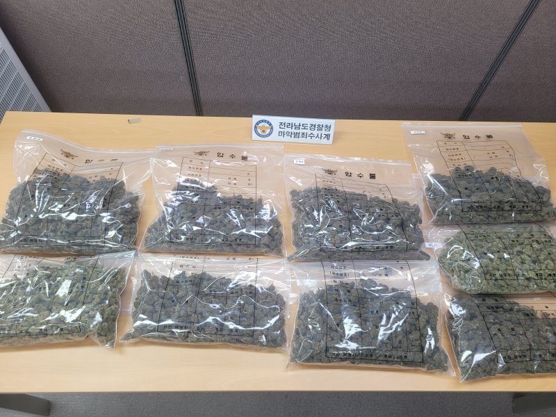 [무안=뉴시스] 태국에서 인천국제공항을 통해 대마초를 여행용 가방에 숨겨 밀반입한 40대 일당을 검거한 전남경찰청 마약수사계가 압수한 대마초. (사진 = 전남경찰청 제공) 2025.12.08. photo@newsis.com *재판매 및 DB 금지