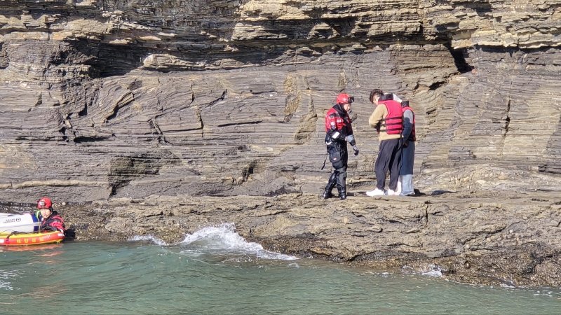 지난 6일 오후 1시 41분께 부안군 채석강 인근 해식동굴에 고립된 관람객 2명이 모두 구조됐다.(부안해양경찰서 제공. 재판매 및 DB금지)
