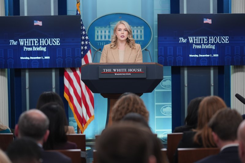 [워싱턴=AP/뉴시스]캐럴라인 레빗 백악관 대변인이 1일(현지 시간) 정례브리핑에서 취재진 질문에 답변하고 있다. 2025.12.08.