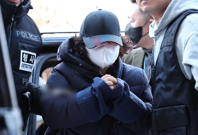 부부싸움 끝에 남편을 살해한 60대 여성 유 모씨가 8일 서울 양천구 서울남부지방법원에서 열린 구속 전 피의자 심문(영장실질심사)에 출석하고 있다. 유 씨는 전날 오후 3시께 강서구 등촌동 자택에서 60대 남편을 살해한 혐의로 체포됐다. 유 씨는 부부 싸움 끝에 범행을 저지른 것으로 전해졌다. 2025.12.8/뉴스1 ⓒ News1 김성진 기자