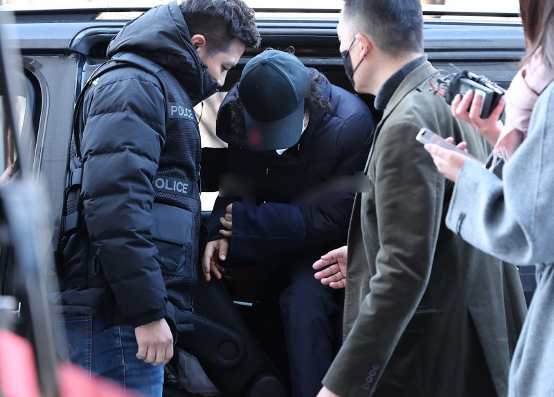 부부싸움 끝에 남편을 살해한 60대 여성 유 모씨가 8일 서울 양천구 서울남부지방법원에서 열린 구속 전 피의자 심문(영장실질심사)에 출석하고 있다. 2025.12.8/뉴스1 ⓒ News1 김성진 기자