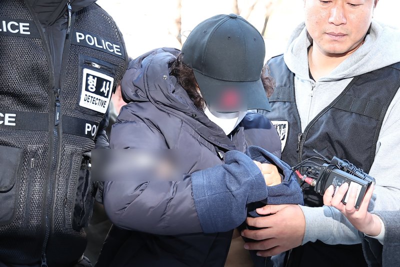 부부싸움 끝에 남편을 살해한 60대 여성 유 모씨가 8일 서울 양천구 서울남부지방법원에서 열린 구속 전 피의자 심문(영장실질심사)에 출석하고 있다. 2025.12.8/뉴스1 ⓒ News1 김성진 기자