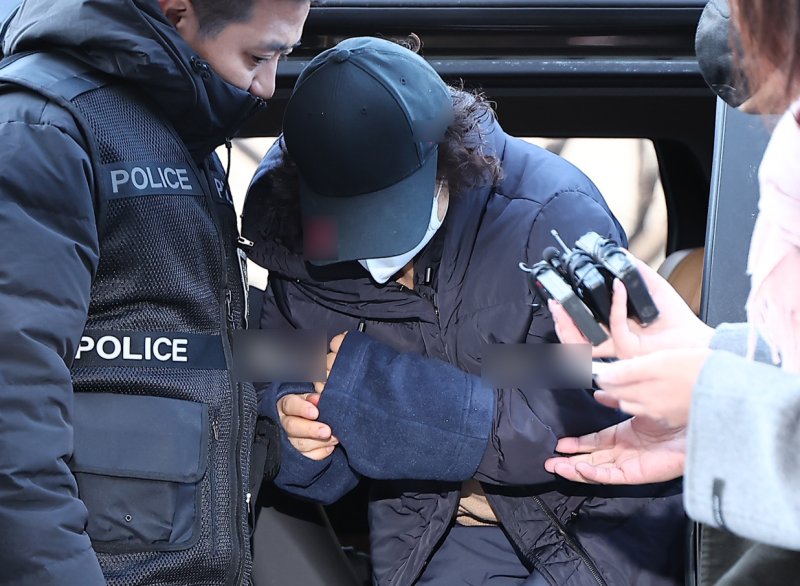 부부싸움 끝에 남편을 살해한 60대 여성 유 모씨가 8일 서울 양천구 서울남부지방법원에서 열린 구속 전 피의자 심문(영장실질심사)에 출석하고 있다. 2025.12.8/뉴스1 ⓒ News1 김성진 기자