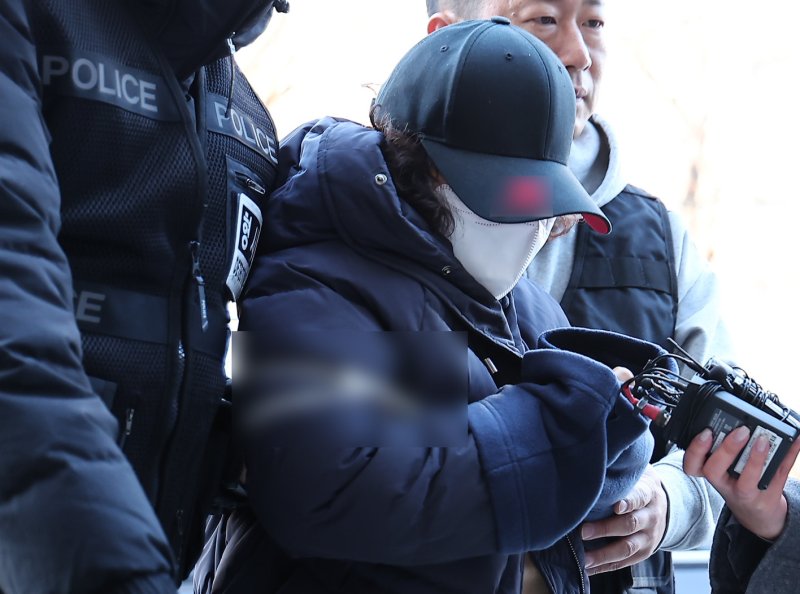 부부싸움 끝에 남편을 살해한 60대 여성 유 모씨가 8일 서울 양천구 서울남부지방법원에서 열린 구속 전 피의자 심문(영장실질심사)에 출석하고 있다. 2025.12.8/뉴스1 ⓒ News1 김성진 기자