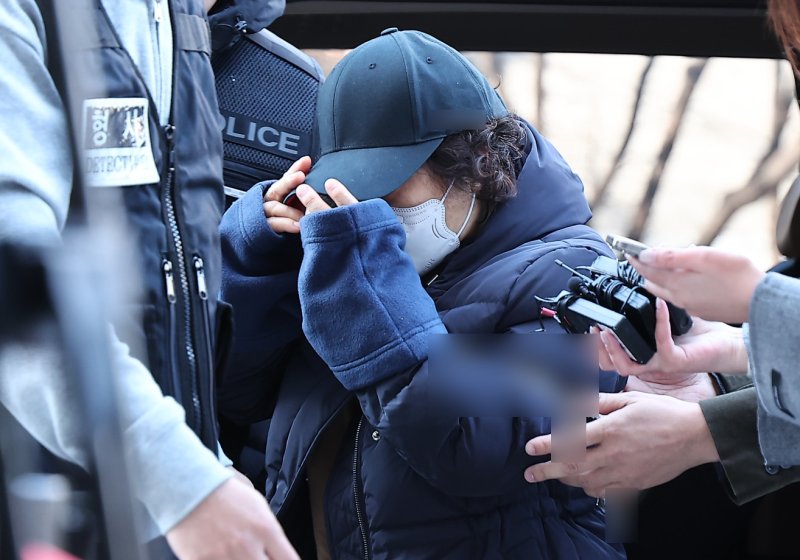부부싸움 끝에 남편을 살해한 60대 여성 유 모씨가 8일 서울 양천구 서울남부지방법원에서 열린 구속 전 피의자 심문(영장실질심사)에 출석하고 있다. 2025.12.8/뉴스1 ⓒ News1 김성진 기자