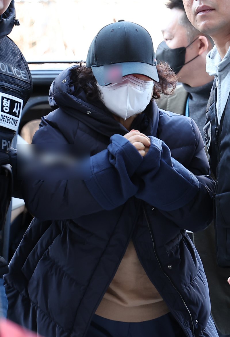 부부싸움 끝에 남편을 살해한 60대 여성 유 모씨가 8일 서울 양천구 서울남부지방법원에서 열린 구속 전 피의자 심문(영장실질심사)에 출석하고 있다. 2025.12.8/뉴스1 ⓒ News1 김성진 기자