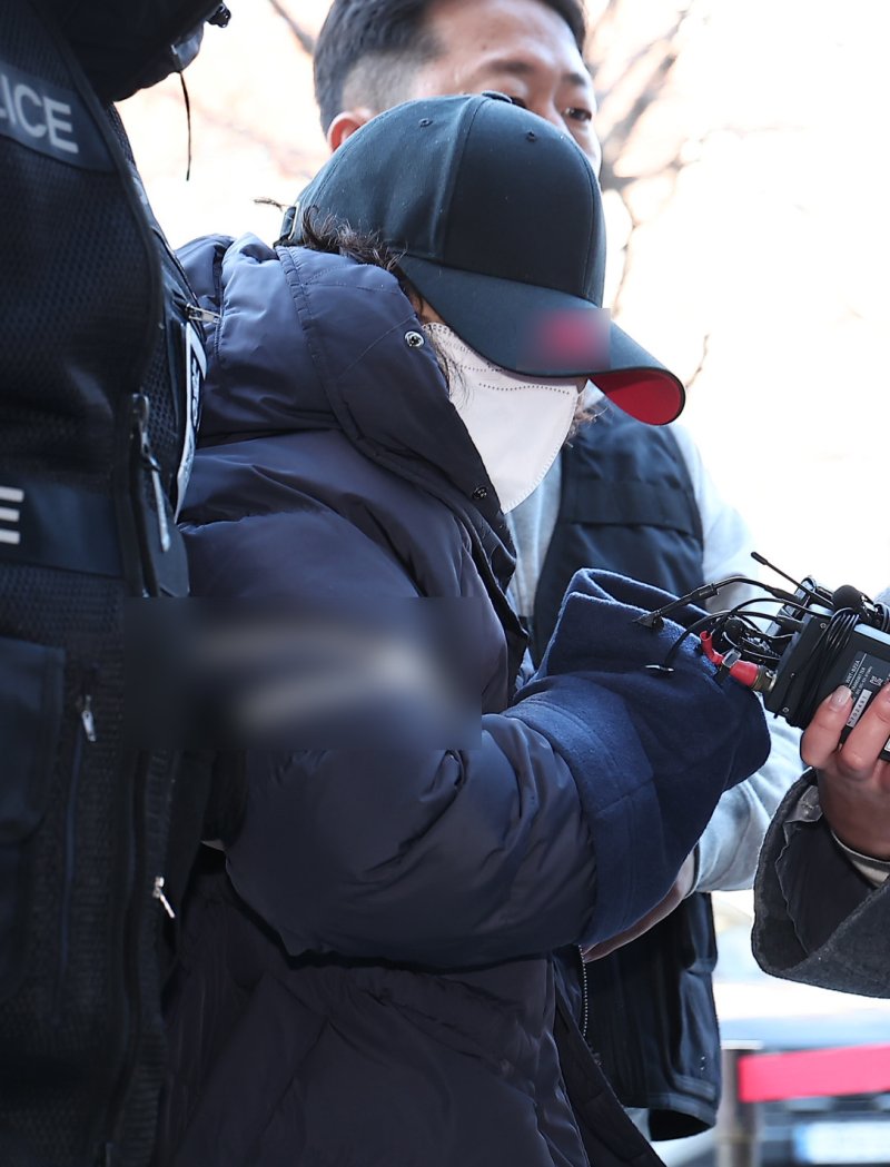 부부싸움 끝에 남편을 살해한 60대 여성 유 모씨가 8일 서울 양천구 서울남부지방법원에서 열린 구속 전 피의자 심문(영장실질심사)에 출석하고 있다. 2025.12.8/뉴스1 ⓒ News1 김성진 기자