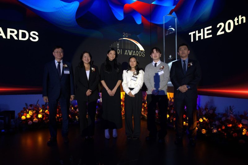 [서울=뉴시스] 4일(현지시간) 미국 로스앤젤레스 코리아센터에서 열린 '2025 다리 어워드 20주년 시상식'에 참석한 이해돈 LA한국문화원 원장, 박사라 랜딩인터네셔널 대표, 박병호 한국콘텐츠진흥원 LA 비즈니스센터 센터장, 최윤 ‘더블랙레이블 USA’ CFO , 양샤나 마케팅 디렉터 (사진= 한국콘텐츠진흥원 제공) 2025.12.08. photo@newsis.com *재판매 및 DB 금지