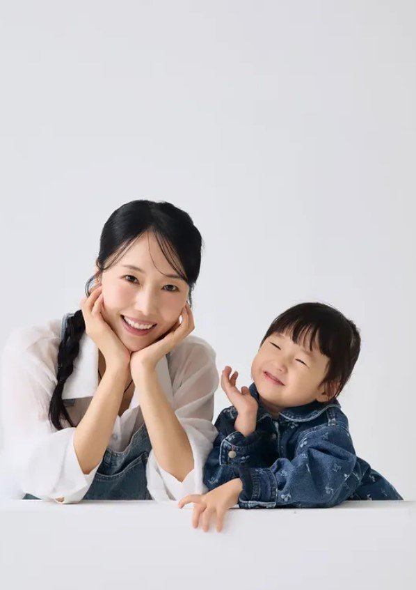 [서울=뉴시스] 가수 겸 배우 이정현이 딸 서아와 함께한 화보를 공개했다. (사진=이정현 인스타그램 캡처) 2025.12.08. photo@newsis.com *재판매 및 DB 금지