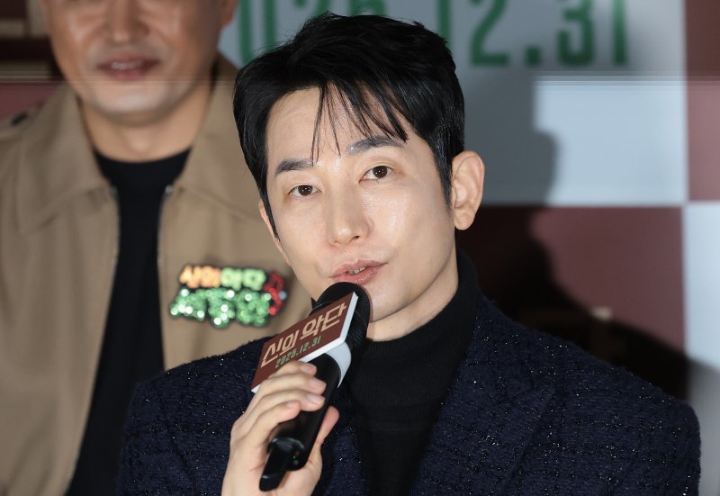 배우 정진운이 8일 오전 서울 용산구 용산아이파크몰 CGV에서 열린 영화 '신의악단'(감독 김형협) 제작보고회에 참석해 인사말을 하고 있다. '신의악단'은 북한에 외화벌이를 위해 가짜 찬양단이 창설되며 벌어지는 이야기를 그린 작품이다. ⓒ News1 권현진 기자