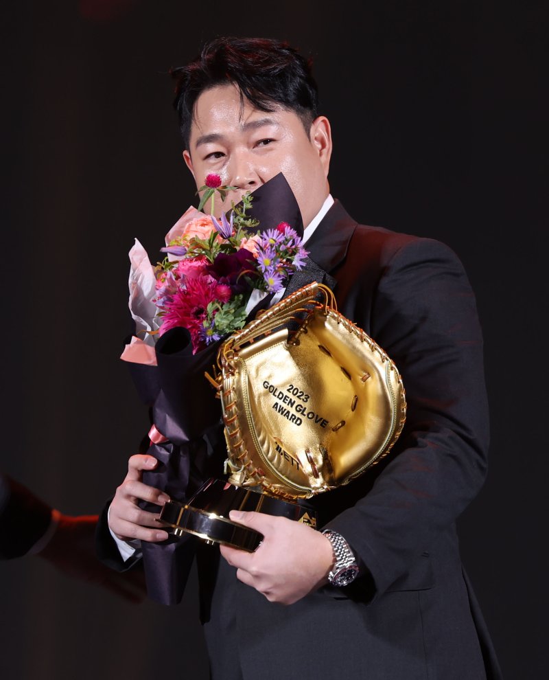 [서울=뉴시스] 홍효식 기자 = 11일 오후 서울 강남구 코엑스 오디토리움에서 열린 2023 신한은행 SOL KBO 골든글러브 시상식에서 포수 부문 골든글러브를 수상한 두산 양의지가 꽃다발을 받고 있다. 2023.12.11. yesphoto@newsis.com