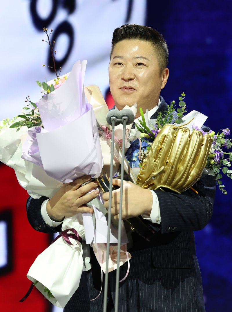 [서울=뉴시스] 이영환 기자 = KIA 타이거즈 최형우가 13일 오후 서울 강남구 코엑스 오디토리움에서 열린 2024 KBO 골든글러브 시상식에서 지명타자부문 골든글러브를 수상한 후 소감을 전하고 있다. 2024.12.13. 20hwan@newsis.com