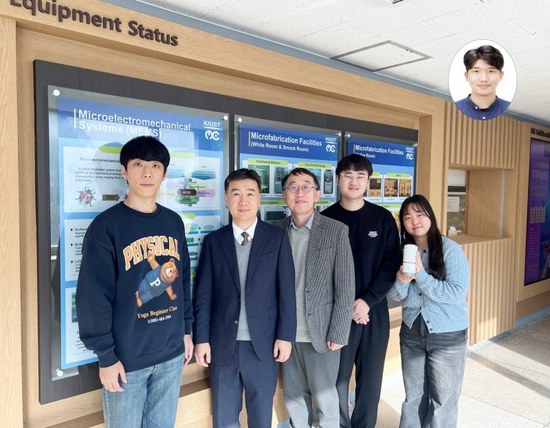 [대전=뉴시스] (왼쪽부터)KAIST 우성윤 박사과정, 김일두·이승섭 교수, 채지환 박사과정, A2US 소속 유지연 연구원, (상단)조유장 박사.(사진=KAIST 제공) *재판매 및 DB 금지