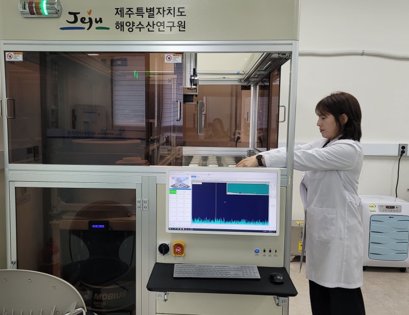 [제주=뉴시스] 제주도 해양수산연구원 수산물 안전성 검사 장면. (사진=제주도 제공) 2025.12.08. photo@newsis.com *재판매 및 DB 금지