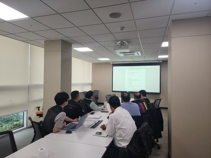 [서울=뉴시스]9일 기흥나노파크에서 노사가 4대4로 TF 킥오프 회의를 하고 있는 모습. (사진=전삼노 제공) 2025.04.10. photo@newsis.com *재판매 및 DB 금지