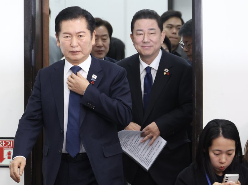 [서울=뉴시스] 조성봉 기자 = 정청래 더불어민주당 대표와 김병기 원내대표가 8일 오전 서울 여의도 국회에서 열린 최고위원회의에 참석하고 있다. 2025.12.08. suncho21@newsis.com