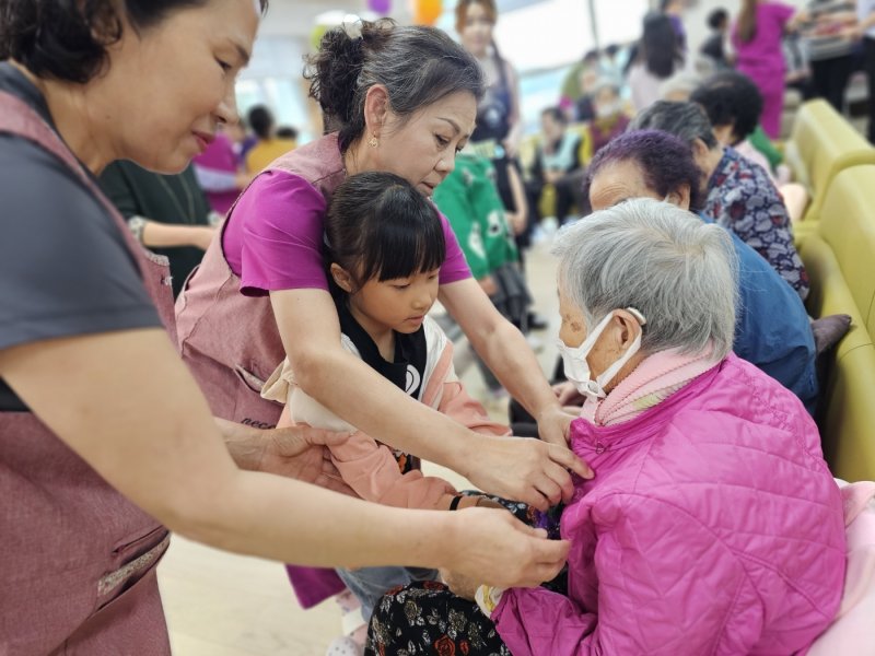 충주 산척초 지역사회 연계 봉사활동.(산척초 제공. 재판매 및 DB금지)/뉴스1