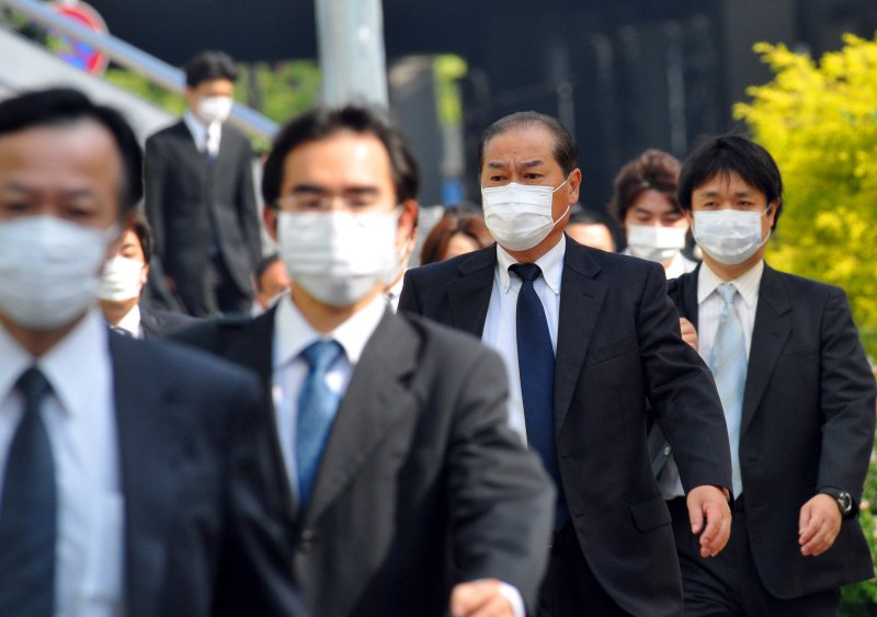[고베=AP/뉴시스] 일본 중부 고베 시내에서 직장인들이 출근길을 서두르고 있다. 자료사진. 2025.12.08