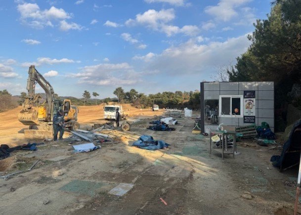 익산 웅포 골프연습장이 자진 철거 작업을 하고 있다.(익산시 제공. 재판매 및 DB 금지)