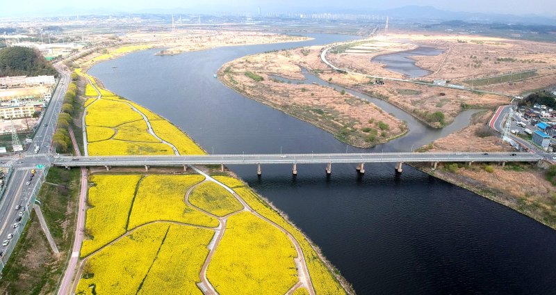 [나주=뉴시스] 하늘에서 바라본 나주 영산대교. (사진=나주시 제공) photo@newsis.com