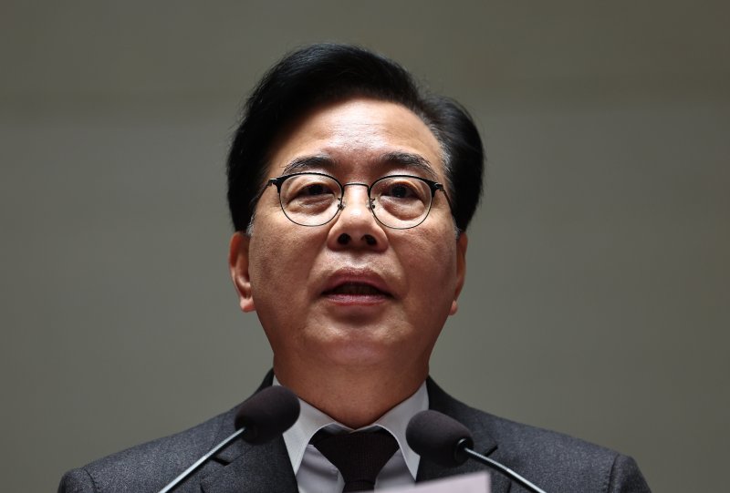 [서울=뉴시스] 김명년 기자 = 송언석 국민의힘 원내대표가 8일 오전 서울 여의도 국회에서 열린 의원총회 및 이재명 정권 독재악법 국민고발회에서 모두발언하고 있다. 2025.12.08. kmn@newsis.com