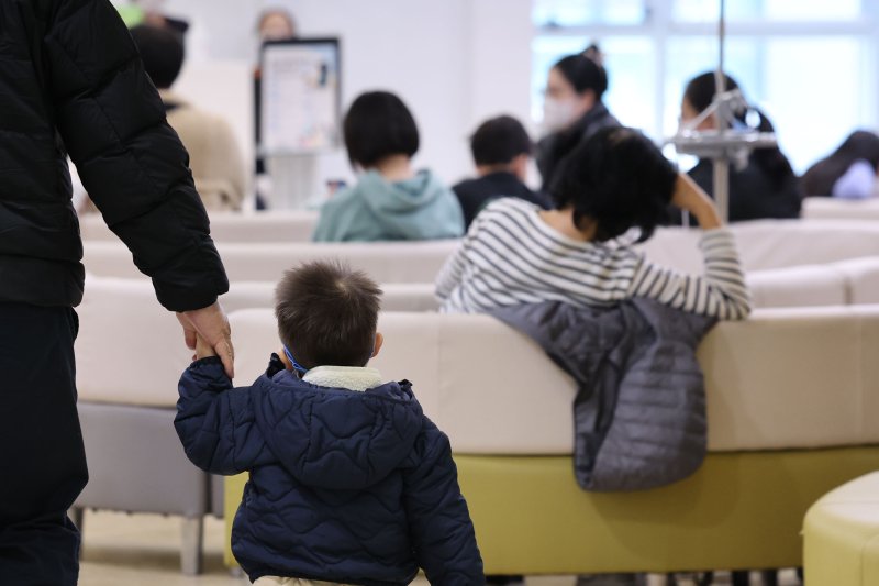 [서울=뉴시스] 권창회 기자 = 독감이 유행 중인 지난달 19일 오후 서울 성북구 우리아이들병원 진료실이 진료를 받기 위해 기다리는 어린이들로 붐비고 있는 모습. 2025.11.19. kch0523@newsis.com