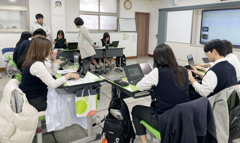 [전주=뉴시스]윤난슬 기자 = 전북특별자치도교육청은 중·고등학생의 AI 디지털 역량 강화를 위해 '학교로 찾아가는 AI 디지털 리터러시 스쿨'을 연말까지 도내 23개 학교에서 운영한다고 8일 밝혔다. (사진=전북교육청 제공) photo@newsis.com