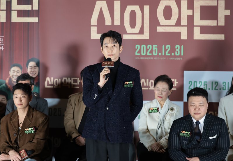 배우 박시후가 8일 오전 서울 용산구 용산아이파크몰 CGV에서 열린 영화 '신의악단'(감독 김형협) 제작보고회에 참석해 최근 불거진 '가정파탄' 의혹에 대해 법적 절차를 밟고 있다고 얘기하고 있다. '신의악단'은 북한에 외화벌이를 위해 가짜 찬양단이 창설되며 벌어지는 이야기를 그린 작품이다. 2025.12.8/뉴스1 ⓒ News1 권현진 기자