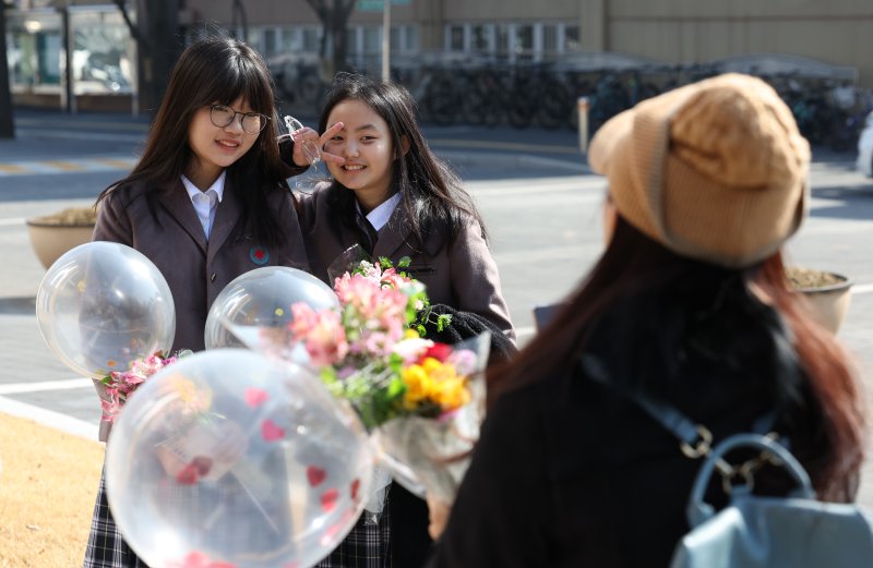 [서울=뉴시스] 고승민 기자 = 지난해 3월 서울 잠실여자고등학교(일신여중과 이음학교)에서 열린 2024학년도 서울형 통합운영학교 입학식에서 신입생들이 기념촬영을 하고 있다. 2024.03.04. kkssmm99@newsis.com