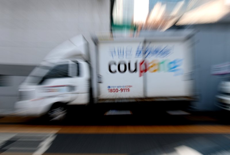 7일 서울의 한 쿠팡 물류센터 앞에 쿠팡 배송트럭이 주차돼 있는 모습. 2025.12.7/뉴스1 ⓒ News1 임세영 기자