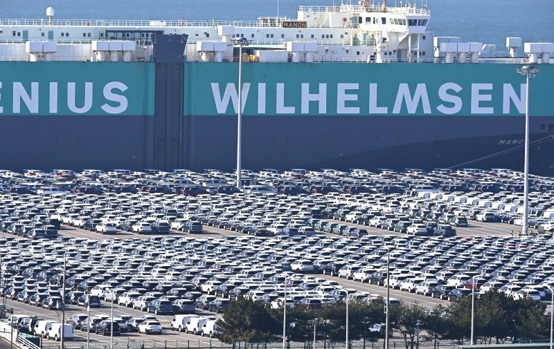 [평택=뉴시스] 김종택기자 = 사진은 지난 1일 경기 평택항 자동차전용부두에 수출용 차량이 세워져 있는 모습. 2025.12.01. jtk@newsis.com