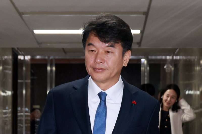 [서울=뉴시스] 고승민 기자 = 문진석 더불어민주당 원내운영수석부대표가 8일 서울 여의도 국회에서 열린 의원총회에 참석하고 있다. 2025.12.08. kkssmm99@newsis.com