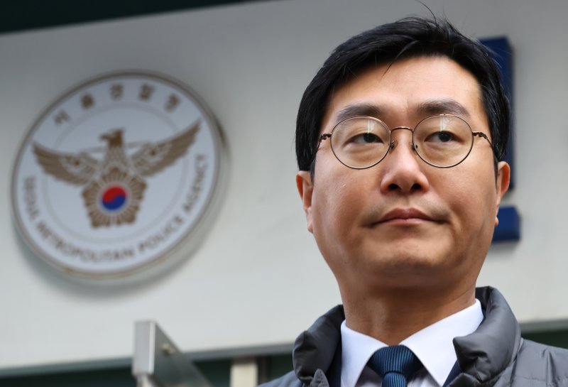 [서울=뉴시스] 최진석 기자 = 장경태 더불어민주당 의원이 2일 오전 종로구 서울경찰청 민원실 앞에서 자신을 성추행 의혹으로 고발한 고소인을 무고 및 폭행 등으로 고소·고발장 제출 후 생각에 잠겨 있다. 2025.12.02. myjs@newsis.com