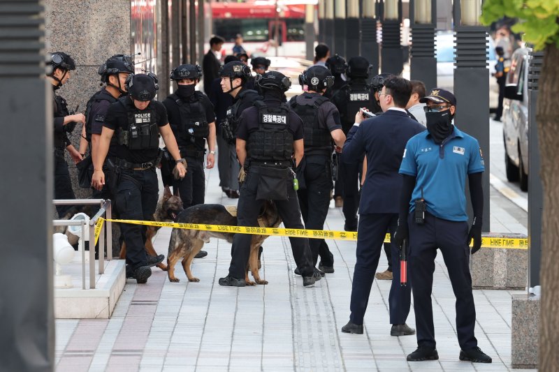 [서울=뉴시스] 권창회 기자 = 5일 오후 서울 중구 신세계백화점 본점에 폭발물을 설치했다는 신고가 접수돼 경찰특공대와 폭발물 탐지견이 주변을 수색한 뒤 철수하고 있다. 2025.08.05. kch0523@newsis.com