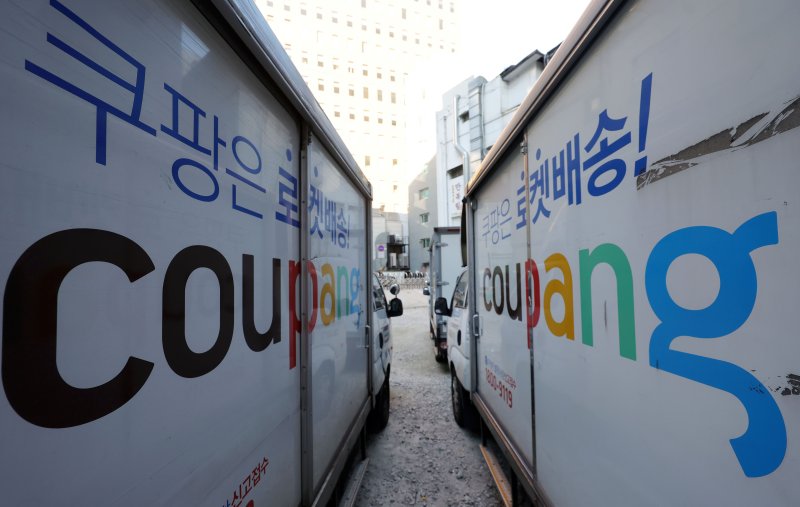 [서울=뉴시스] 홍효식 기자 = 쿠팡 대규모 개인정보 유출 사태로 논란이 이어지는 4일 서울 시내 한 차고지에 쿠팡 배송 차량이 주차돼 있다. 2025.12.04. yesphoto@newsis.com