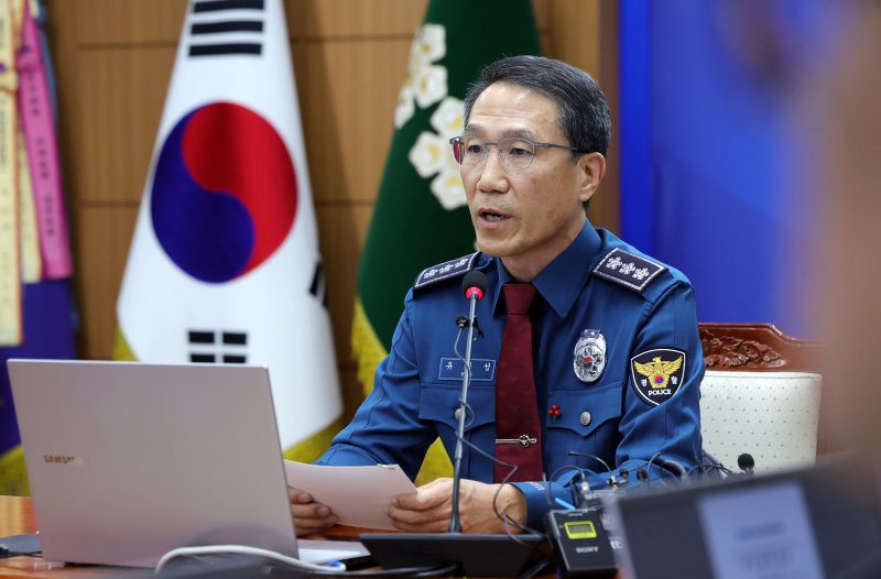 [서울=뉴시스] 홍효식 기자 = 유재성 경찰청장 직무대행이 1일 오전 서울 서대문구 경찰청에서 열린 전국 경찰 지휘부 화상회의에 참석해 계엄 1년을 맞아 입장 표명을 하고 있다.유 직무대행은 12.3 위헌적인 비상계엄 당시 경찰 조치에 대해 사과하고, 재발 방지 대책 마련을 약속했다. 2025.12.01. yesphoto@newsis.com