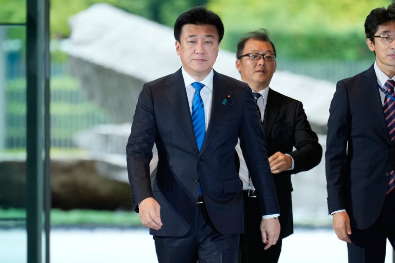 [도쿄=AP/뉴시스]일본 정부는 중국군 전투기가 자국 항공자위대에 레이더로 조사(照射·비추어 쏘는 것, 조준)’한 사건과 관련 자위대기가 중국기의 비행을 저해했다는 중국 측 주장에 대해 반박했다. 사진은 지난 10월 21일 기하라 미노루 일본 관방장관이 도쿄 총리 관저로 들어서고 있는 모습. 2025.12.08.