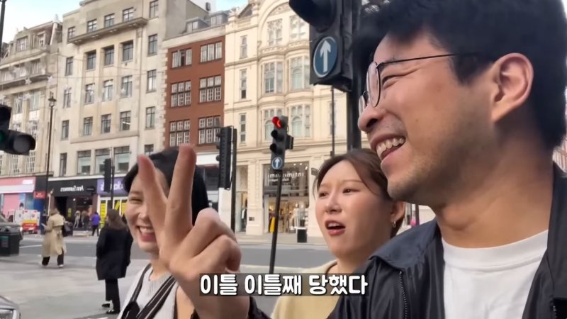 [뉴시스] 유명 여행 유튜버 조튜브의 일행이 영국 여행을 하는 모습. (사진=유튜브 갈무리) 2025.12.8 *재판매 및 DB 금지